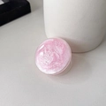 Détail macro du support de téléphone rond rose pailleté avec une texture étincelante - Rose