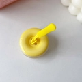 Dettaglio di un supporto per telefono retrattile a forma di bottone giallo 3D - Giallo