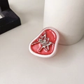 Dettaglio macro di un supporto cuore rosso per cellulare con farfalla in strass - Grande Farfalla Rossa Glitterata