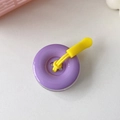 Dettaglio del supporto per telefono a bottone viola con una corda intrecciata giallo vivace - Viola Chiaro