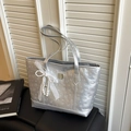 Sac fourre-tout argenté métallisé avec motifs d'ours gaufrés et nœuds en dentelle - Argent + Pendentif Nœud en Perles et Dentelle