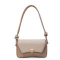 Bolso de hombro baguette beige minimalista con solapa brillante y detalle de nudo en la correa - Color Té con Leche