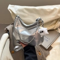 Bolso hobo plateado metálico de cuero PU con cadena fina y adorno de oveja de peluche - Con Colgante / Plateado