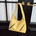 Bolso tote grande amarillo vibrante con cremalleras colgado de un pomo retro - Amarillo Ganso