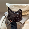 Bolso medialuna de cuero charol brillante marrón chocolate con cadena plateada - Con Colgante / Marrón
