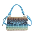 Regenbogenfarbene gewebte Umhängetasche mit V-Muster und blauem Lederhandgriff - Hellblau