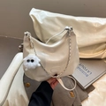 Elegante bolso hobo blanco crema con cadena de metal y colgante de felpa para mujer - Con Colgante / Blanco
