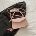 Sac à bandoulière rose clair minimaliste avec texture marbre et boucles dorées - Grand Rose