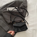 Mini sac à main noir chic avec texture froncée unique et poignée à nœud élégante - Petit / Noir