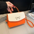 Bolso bandolera naranja y beige con acolchado en V y detalle de lazo metálico - Naranja