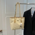 Grande borsa tote intrecciata beige e marrone con ciondolo in peluche e placca metallica - Con Ciondolo / Cachi