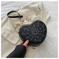 Detail der herzförmigen schwarzen Ledertasche mit weißer Spinnennetz-Stickerei und Kette - Schwarz