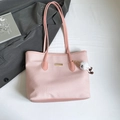 Borsa tote rosa intrecciata con finiture in pelle e ciondolo di peluche bianco - Rosa con ciondolo