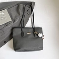 Borsa tote intrecciata grigio scuro con fibbia dorata e ciondolo di peluche, elegante - Nero con ciondolo