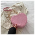Detailansicht der rosa herzförmigen Tasche mit weißem Spinnennetzmuster und Goldkette - Rosa
