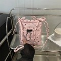 Bolso de hombro acolchado rosa con cordones, patrones de aves y textura ondulada - Rosa