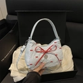 Bolso azul claro texturizado con gran lazo rojo y colgante de corazón en caja de regalo - Estilo Azul Claro con Lunares y Lazo Rojo / Azul Claro (Sin Amuleto)