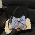 Sac hobo rayé bleu et blanc avec broderie cœur et un nœud noir délicat en cuir - Bleu Ciel (Sans Charme)