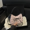 Sac sous le bras plissé rose avec broderie nœud noir et pendentif cœur en coffret - Rose (Sans Charme)