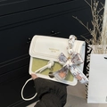 Modische Handtasche in Weiß und Grün mit goldenem Schriftzug und Seidengriff-Detail - Grün