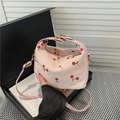 Borsa a conchiglia intrecciata rosa con ricami di ciliegie e tracolla in pelle abbinata - Rosa