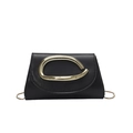 Elegante borsa quadrata in pelle nera con fibbia dorata e tracolla a catena - Nero