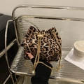 Bolso tipo cubo con estampado de leopardo, cadena dorada y detalle elegante de perla - Leopardo Caqui