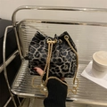 Mini bolso de cubo con estampado de leopardo, cadena dorada y detalle de perla decorativa - Leopardo Negro