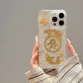 Detail van iPhone-hoesje met gouden koi-reliëf, telraam en gouden glitterfolie decor - Telraam & Gelukskarpers Stijl / iPhone 7/8/SE 2020