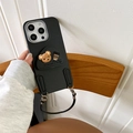 Detalle de funda de cuero negro para iPhone con oso de peluche 3D, taza de café y correa - Soporte Oso Café - Cuerda de Cuero Redonda / Negro / iPhone 7/8/SE 2020