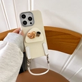 Primer plano de funda beige para iPhone con oso 3D, taza de café y cordón de transporte - Soporte Oso Café - Cuerda de Cuero Redonda / Blanco Roto / iPhone 7/8/SE 2020