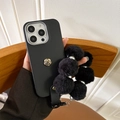 Détail de la coque iPhone noire de luxe avec camélia doré et dragonne en peluche - Noir / iPhone 7/8/SE 2020