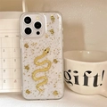 Primer plano de funda de iPhone Pro Max con serpiente dorada y detalles de pan de oro - iPhone 7/8/SE 2020 / Estilo Serpiente Dólar con Pan de Oro