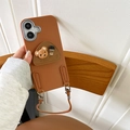 Detalle de funda para iPhone de cuero marrón con oso 3D y correa ajustable - Soporte Oso Café - Cuerda de Cuero Redonda / Marrón / iPhone 7/8/SE 2020
