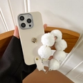 Vue détaillée d'une coque iPhone en silicone beige avec dragonne en peluche blanche. - Blanc Cassé / iPhone 7/8/SE 2020
