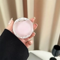 Nahaufnahme einer rosa magnetischen Handyhalterung in Apfelform mit Motiv-Deckel - Rosa