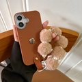 Détail de la coque iPhone en cuir marron avec breloque camélia et dragonne en peluche - Marron / iPhone 7/8/SE 2020