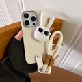 Detailansicht der iPhone-Hülle mit Plüschwelpen, Brille und praktischer Handschlaufe - Gebrochenes Weiß / iPhone 7/8/SE 2020