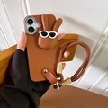Nahaufnahme der braunen iPhone Lederhülle mit Sonnenbrille-Hündchen und Handschlaufe - Braun / iPhone 7/8/SE 2020