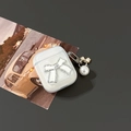 Detalle de funda transparente para AirPods con lazo 3D y colgante de perla elegante - AirPods 1.ª/2.ª generación / Estilo Lazo Blanco Brillante