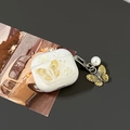 Vista detallada de la mariposa 3D y el llavero de perla en la funda para AirPods. - AirPods 1.ª/2.ª generación / Estilo Mariposa Dorada Brillante