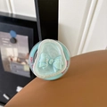 Détail du support de téléphone nœud bleu menthe avec fini nacré et texte Good Luck - Nœud Irisé - Bleu Nacré