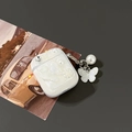 Detalle de funda AirPods nacarada con relieve de mariposa 3D y colgante perla. - AirPods 1.ª/2.ª generación / Estilo Mariposa Blanca Brillante
