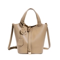 Schicke khakifarbene Beuteltasche aus Leder mit goldfarbenem Schloss und Schultergurt - Khaki