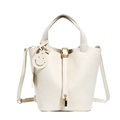 Schicke beige Eimertasche aus Litschi-Leder mit Doppelgriff und Goldschloss - Cremeweiß