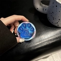 Dettaglio del supporto per telefono a zampa di gatto blu con scritta Good Luck - Zampa di Gatto Magnetica Opaca Luce Blu / Blu Gioiello Abbagliante