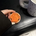 Dettaglio del supporto per telefono a zampa di gatto arancione con scritta Good Luck - Zampa di Gatto Magnetica Opaca Luce Blu / Arancione Abbagliante