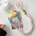Gros plan sur cordon de téléphone tressé coloré avec breloque chat en peluche jaune et étiquette - Clip Arrière-Chien Peluche Mignon Laid-Corde Tressée-Jaune
