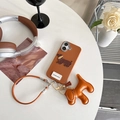 Funda de cuero marrón con bordado de teckel y correa de mano en un escritorio elegante - Marrón (Con Cordón y Amuleto) / iPhone 7/8/SE 2020