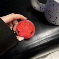 Dettaglio del supporto magnetico rosso a zampa di gatto con scritta Good Luck opaca - Zampa di Gatto Magnetica Opaca Luce Blu / Rosso Abbagliante
